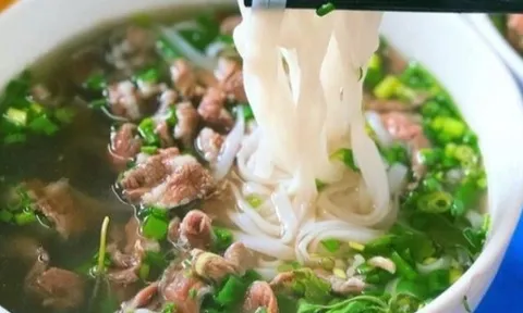 3 sai lầm nào thường gặp khi ăn phở sáng? Điều đáng sợ nhất không phải là ít rau, thêm quẩy nhưng ai cũng làm