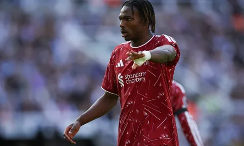 Lý do Zidane mê mẩn hòn đá tảng Jeremy Jacquet của Liverpool