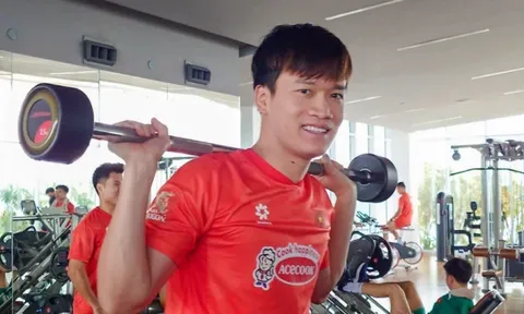 CĐV Malaysia dè chừng Hoàng Đức trước trận đấu ở FIFA ASEAN Cup