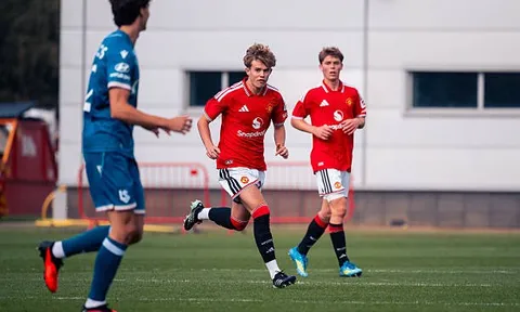 Con trai Carrick ra mắt đội một Man United ở tuổi 16