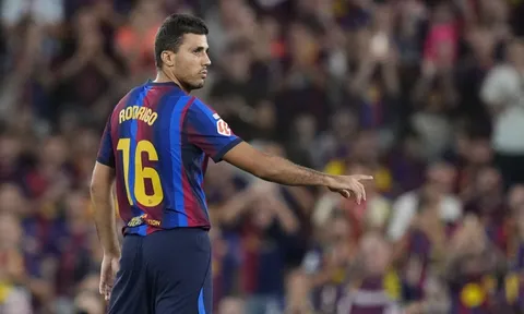 "Gã mọt sách" Rodri và chuẩn mực mới tại Barcelona