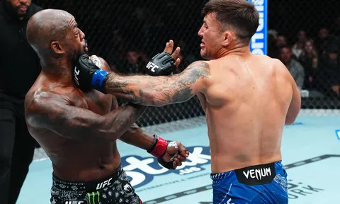 UFC 332: Esteban Ribovics đấm gục King Green nhiều lần, giành chiến thắng TKO chớp nhoáng