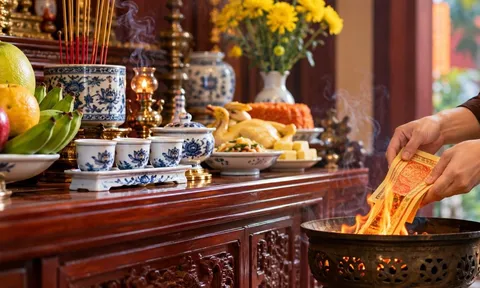Thắp hương xong, khi hạ lễ hóa vàng có cần hạ chén nước xuống không?
