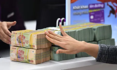 Có 200 triệu nên mua vàng hay gửi tiết kiệm để thu lợi nhuận cao hơn?