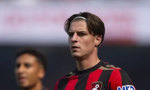 Romano xác nhận Chelsea đàm phán mua Alex Scott