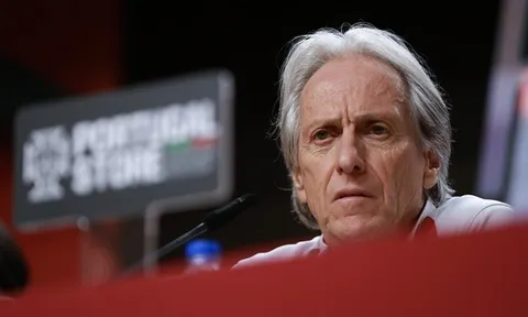 HLV Jorge Jesus bác bỏ tin đồn phải xuống nước xin lỗi Ronaldo