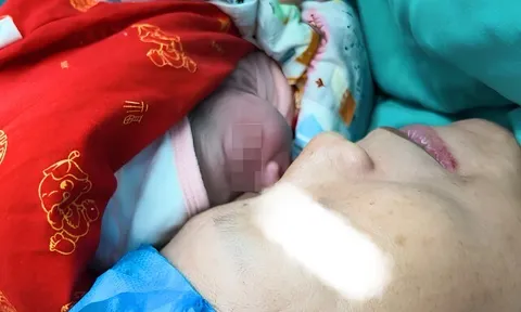Người phụ nữ 60 tuổi nghỉ hưu 3 năm 2 lần sinh con, phía sau quyết định gây sốc là bi kịch