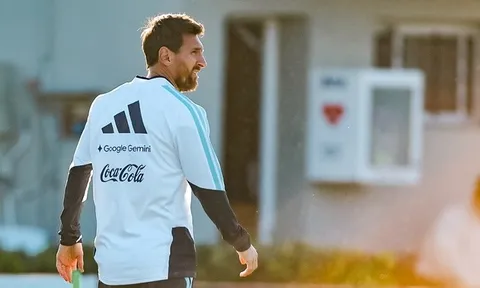 Người Argentina học cách yêu Messi và tiễn biệt một vị thần
