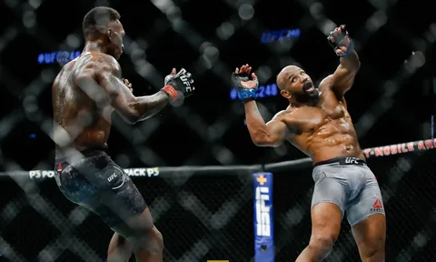 Israel Adesanya và lời thú nhận về "trận đấu nhàm chán nhất lịch sử" với Yoel Romero