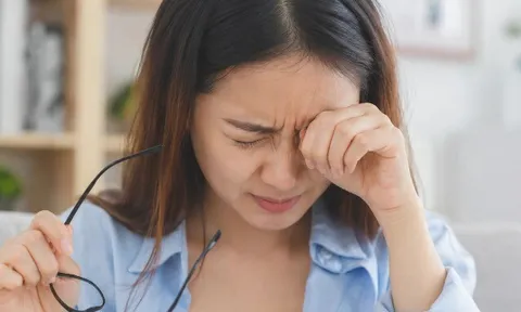 Người phụ nữ suýt bị mù vì thói quen cứ ngứa là dùng tay dụi mắt