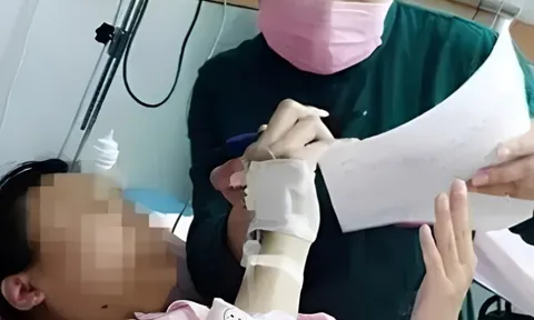 Mẹ bầu khiếm thính không chịu vào phòng sinh, lén đưa mẩu giấy ghi 6 chữ khiến bác sĩ rưng rưng