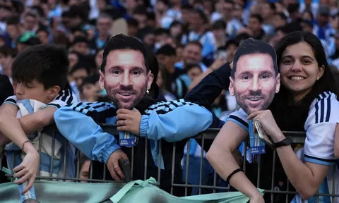 CĐV Argentina đổ ra đường tri ân Messi trong trận cuối cùng cho đội tuyển