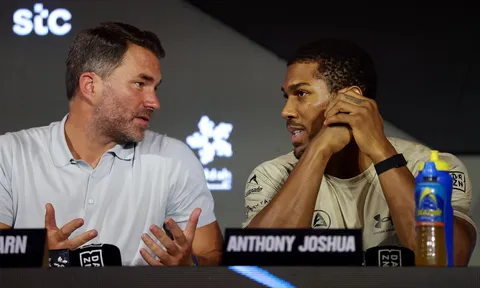 Anthony Joshua sẵn sàng hủy đại chiến với Tyson Fury để bảo vệ Eddie Hearn trước Dana White