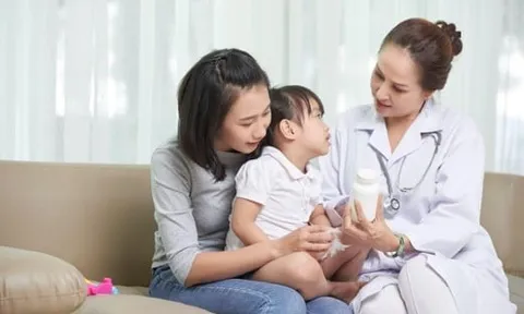 Bé sau ốm ăn kém, sụt cân, cha mẹ nên làm gì để phục hồi dinh dưỡng?