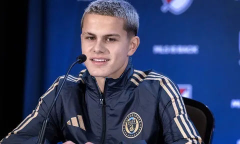 Man City nguy cơ mất thần đồng Cavan Sullivan cho kình địch