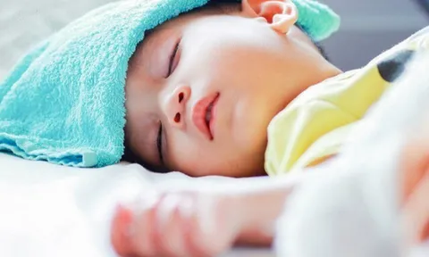 Bé trai nhập viện vì sốt cao, khó thở, bác sĩ cảnh báo tác nhân gây bệnh rất dễ nhầm lẫn khi giao mùa
