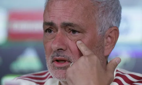 Real Madrid chịu sức ép, Jose Mourinho nhắc đến Arsenal