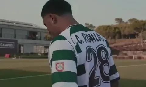 Jadon Sancho mặc áo đấu Ronaldo trong lúc tìm bến đỗ mới