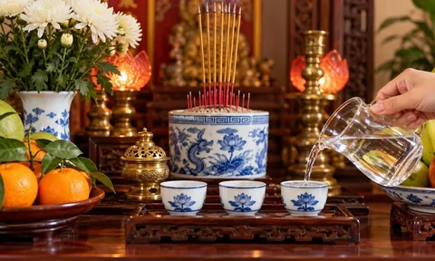 Thắp hương nên dùng nước gì? Rót đầy chén hay vơi mới đúng?