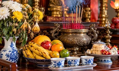 Thắp hương xong, nhớ hạ sớm những thứ này khỏi ban thờ, để lâu dễ phạm kỵ