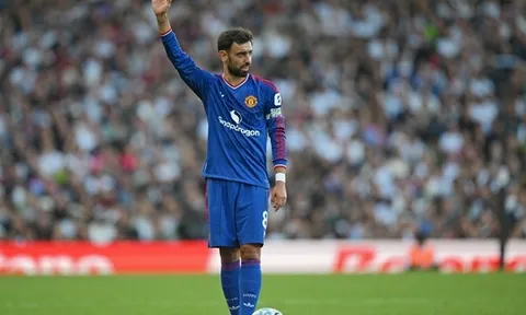Bruno Fernandes đá 'số 9 ảo' cứu vãn hàng công MU