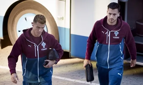 Jamie Carragher chỉ trích Ferdinand vì bênh vực Ronaldo mù quáng