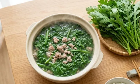 Vào mùa thu đông, có 3 nhóm người nên ăn rau cải cúc (tần ô)
