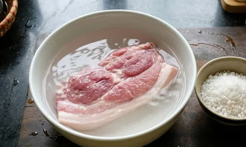 Vì sao nên ngâm thịt trong nước muối trước khi nấu?