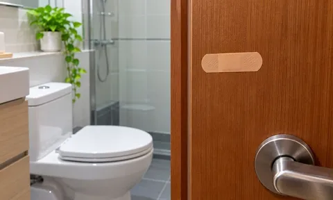 Vì sao nhiều nhà dán miếng Urgo trên cánh cửa nhà vệ sinh? Điều bí mật gì ở đó?