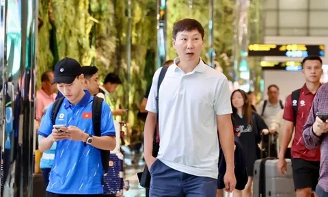 HLV Kim Sang Sik về quê nhà nghỉ ngơi sau FIFA ASEAN Cup