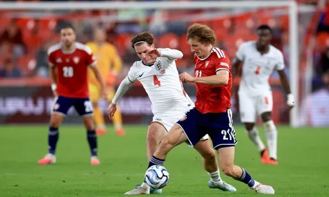AC Milan cân nhắc chiêu mộ Alex Scott, cạnh tranh Arsenal và Chelsea