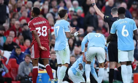 Gravenberch bị treo giò mấy trận sau thẻ đỏ trước Man City?