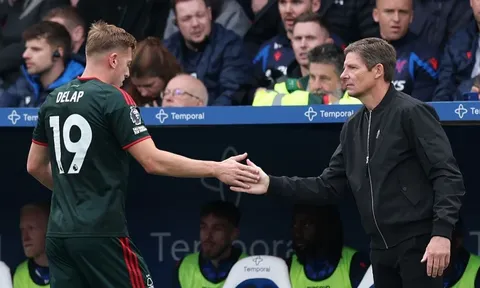 CĐV chế giễu pha bỏ lỡ khó tin của Liam Delap