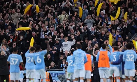 Giải mã biểu tượng chuối bơm hơi của fan Man City tại Anfield