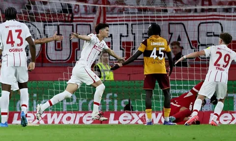 Ngôi sao Nhật Bản đưa Freiburg lên đỉnh Bundesliga