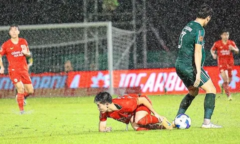 Nương tay pha đá xấu Đình Bắc, trọng tài FIFA nguy cơ bị treo còi