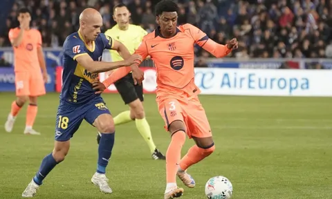 MU đối đầu Liverpool để giải cứu Alejandro Balde khỏi Barca