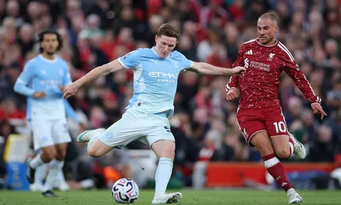 Gary Neville ngả mũ trước bom tấn của Man City