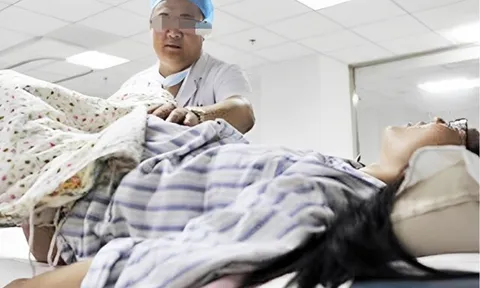 Đang làm việc nhà thì đau bụng nhập viện, cô gái được bác sĩ thông báo: "Chị sắp đẻ rồi", không hề biết mình mang thai