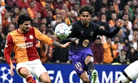 Hansi Flick gọi Yamal là cầu thủ phi thường của Barcelona