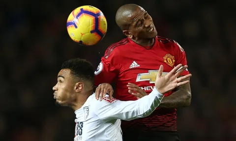 Ashley Young: "Martinez muốn điều gì? Muốn MU mua cả một đội hình mới sao?"