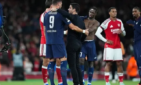 Arteta có hành động đẹp với Giroud sau trận thắng Lille
