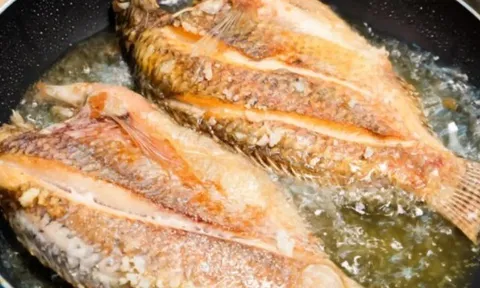 Rán cá cứ bị nát da, dính chảo, thử phết thứ này của con gà lên trước khi chiên ai cũng bất ngờ khi thấy kết quả