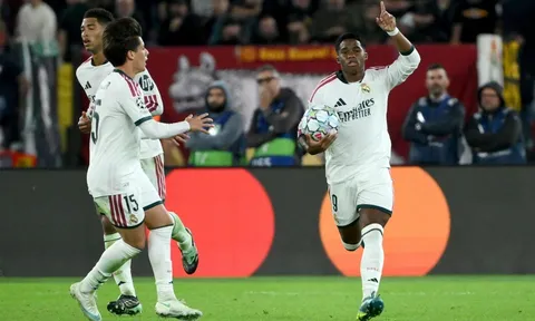 Ngược dòng điên rồ trong 7 phút cuối, Real hạ Roma 4-3