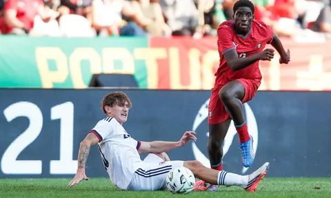 Manchester United quyết đấu Newcastle vì Daniel Banjaqui