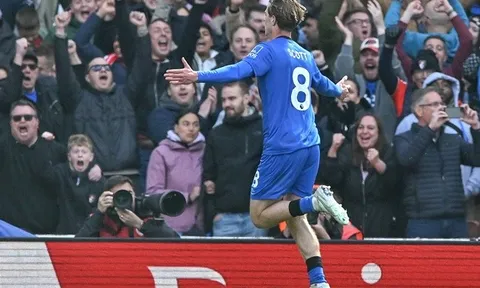 Chelsea dẫn đầu cuộc đua giành Alex Scott
