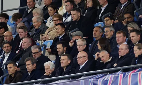 Pep Guardiola chết lặng nhìn PSG vùi dập Man City