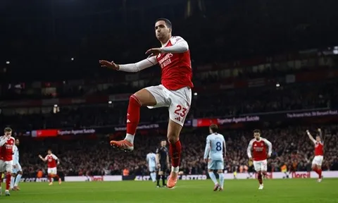 Cuộc họp kín không HLV giúp Arsenal giành cúp Ngoại hạng Anh