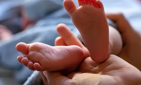 Sản phụ U50 mang thai lần 4 bất ngờ đau bụng đẻ ở độ cao 5.000 m, bé trai chào đời bình an