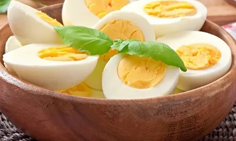 Luộc trứng đừng vội cho ngay vào nồi nước, nhớ 5 mẹo này để bóc vỏ nhẹ tênh